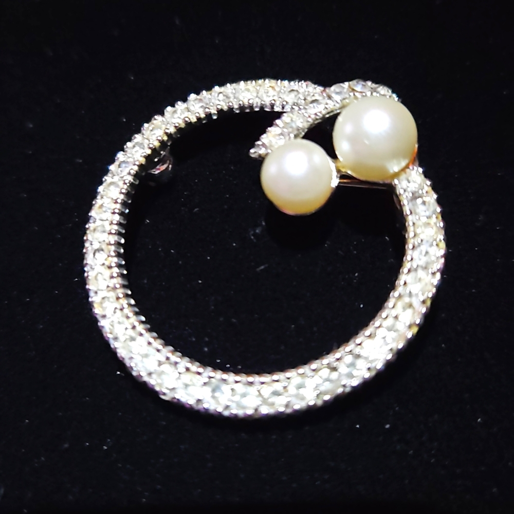 Pearl brooch